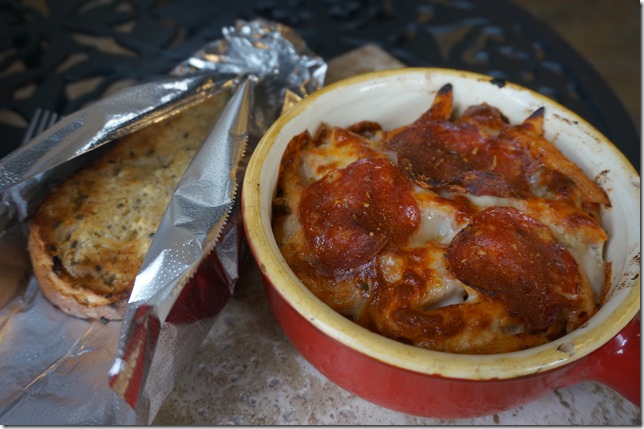 Baked_Ziti_and_Bread